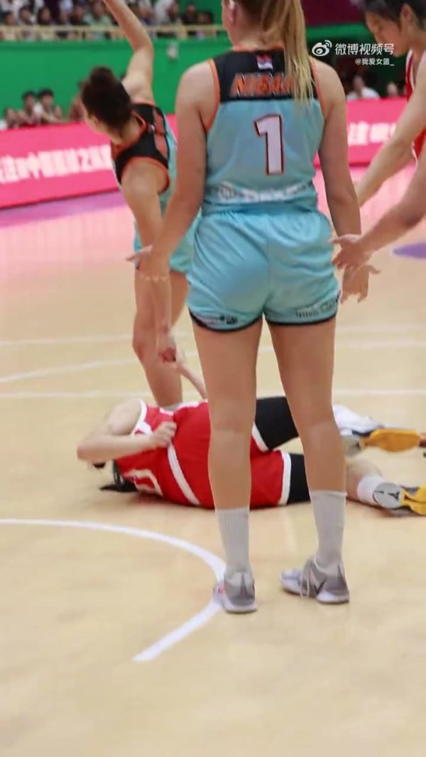 遭对手垫屁股的动作负伤  离场！U19女篮球赛  员李雨汧伤势并无大碍